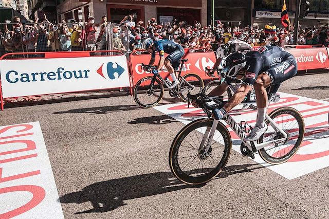 Jasper Philipsen, da equipe Alpecin-Fenix, venceu no sprint final - Foto: La Vuelta