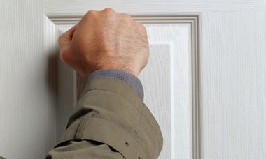 police-knock-on-door