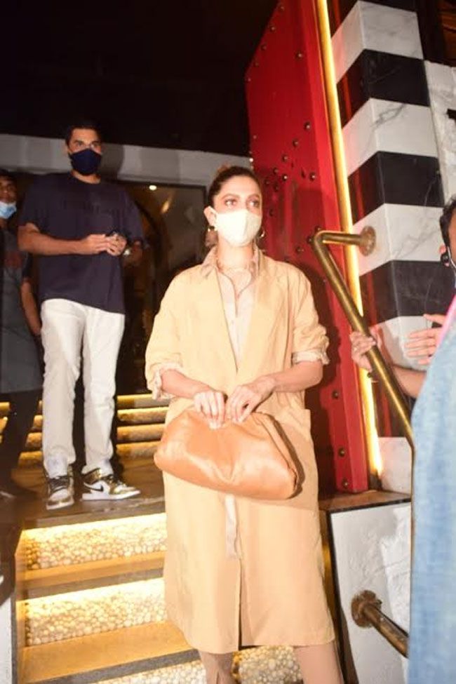 Actors Spot: Deepika Padukone Spotted At Tori In Bandra