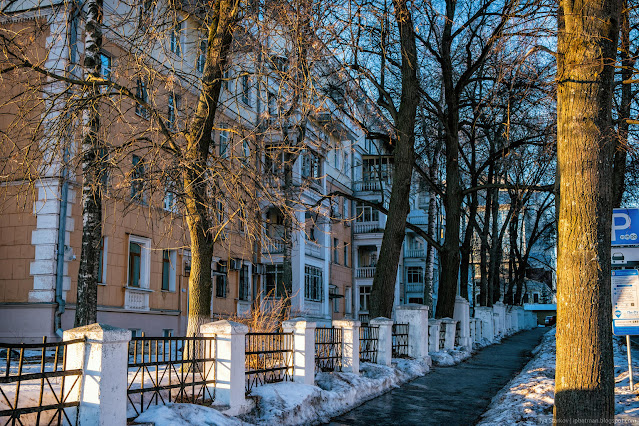 Здание с балконами среди деревьев