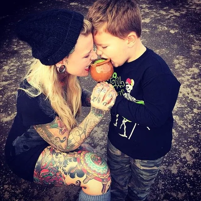 madre con tatuajes y su hijo
