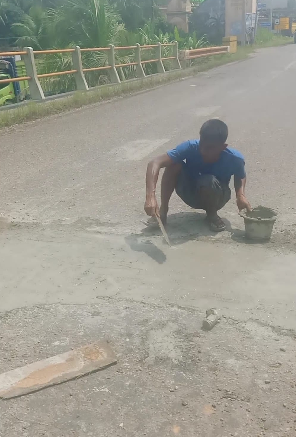 Kuatir Lakalantas, Masyarakat Desa Simpang Nibung Gotong Royong Perbaiki Jalan