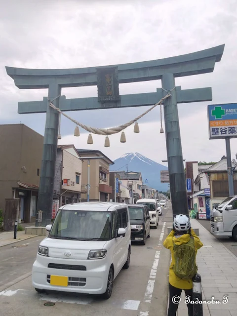 富士山・一ノ鳥居「金鳥居」（山梨県富士吉田市）