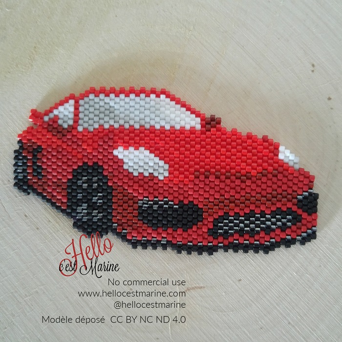 Voiture de sport en tissage peyote en perles Miyuki offerte par Hello c'est Marine