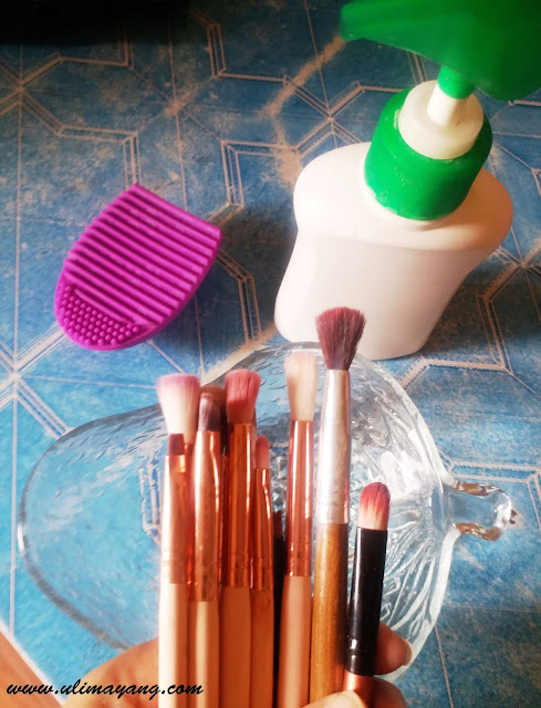 cara-mudah-mencuci-brush-make-up-kuas-tutorial-cara-membersihkan-kuas-make-up