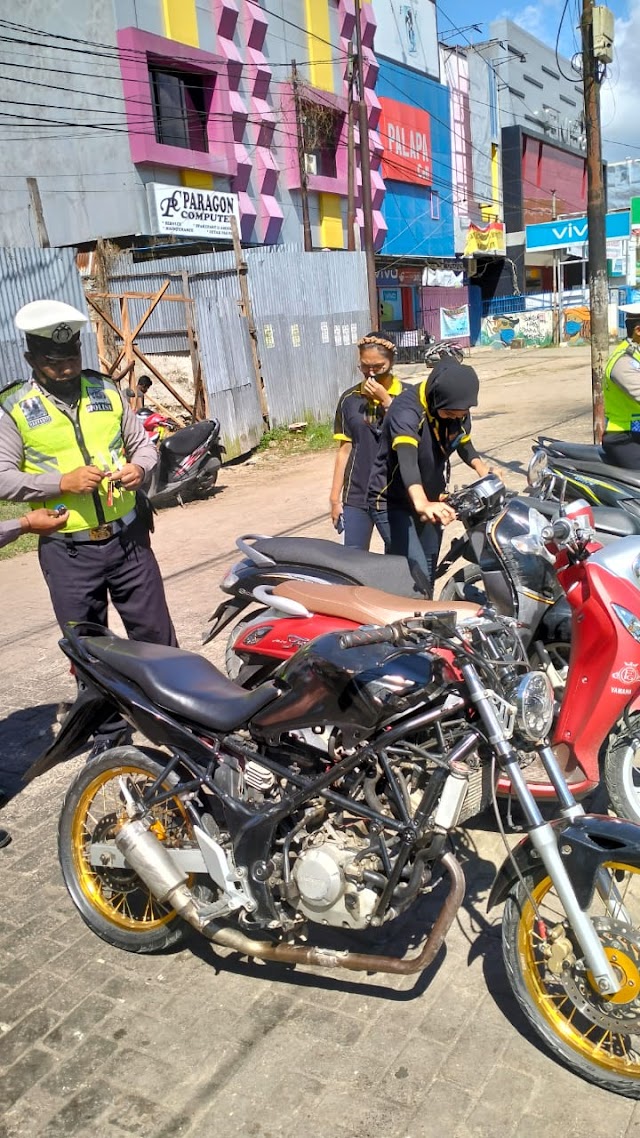 Puluhan Motor Kena Razia Didepan Lampu Merah Polres Sorong Kota