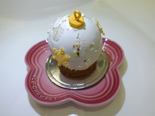 Rosewood Hotel Hong Kong - Butterfly Patisserie: Rum and Raisin Milk Chocolate Christmas Ball