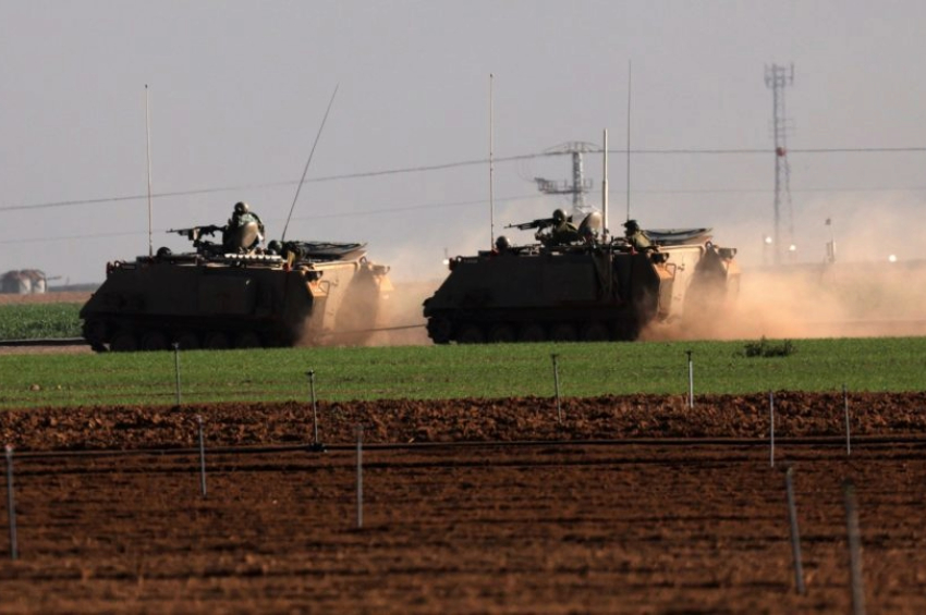 Tanques israelenses patrulham a parte sul da fronteira entre Israel e a Faixa de Gaza | Foto: Atef Safadi/EFE/EPA