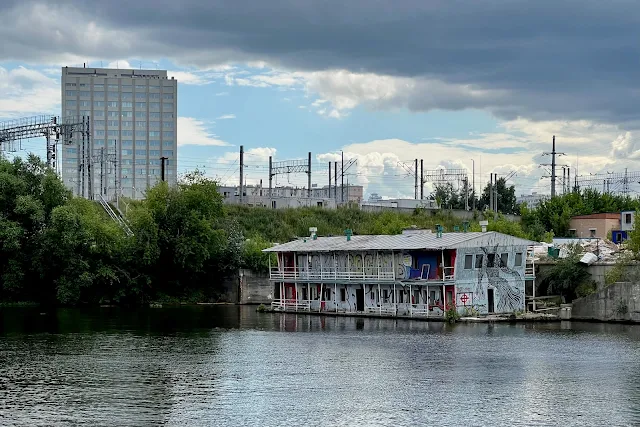 Москва-река, набережная со стороны Новозаводской улицы, здание Гохран России
