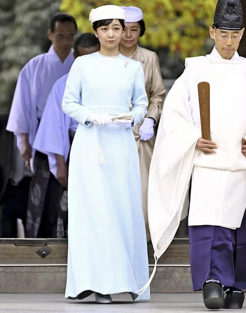 Princess Kako wore a light blue dress and pearl earrings and pearl brooch. Empress Shoken was born on 9 May 1849