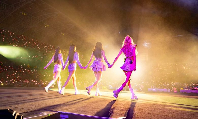 BLACKPINK posando en el escenario con luces y humo en el concierto final de “BORN PINK” en Seúl.