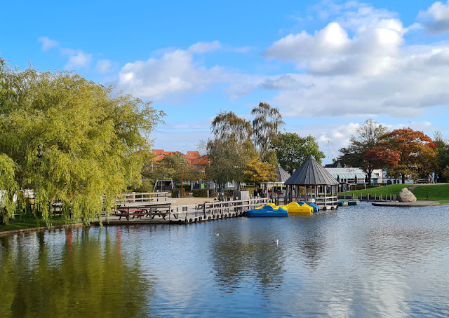 Spielparks in Dänemark, Teil 1: Außergewöhnliche Spielplätze der Superlative. Der Spielpark in Kolding hat einen See, auf dem Ihr Boot fahren könnt und viele Plätze zum hyggeligen Picknicken und zum Grillen.