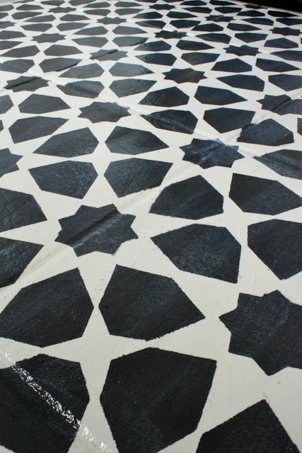 how to stencil a tile floor with chalk paint to get the look of Moroccan tile
