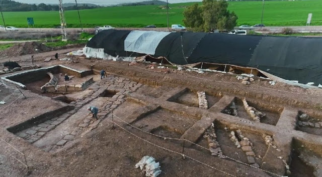 Από την ανασκαφή στην Μεγιδδώ αποκαλύφθηκαν κτίρια, δρόμοι και αντικείμενα του στρατοπέδου. [Credit: IAA]