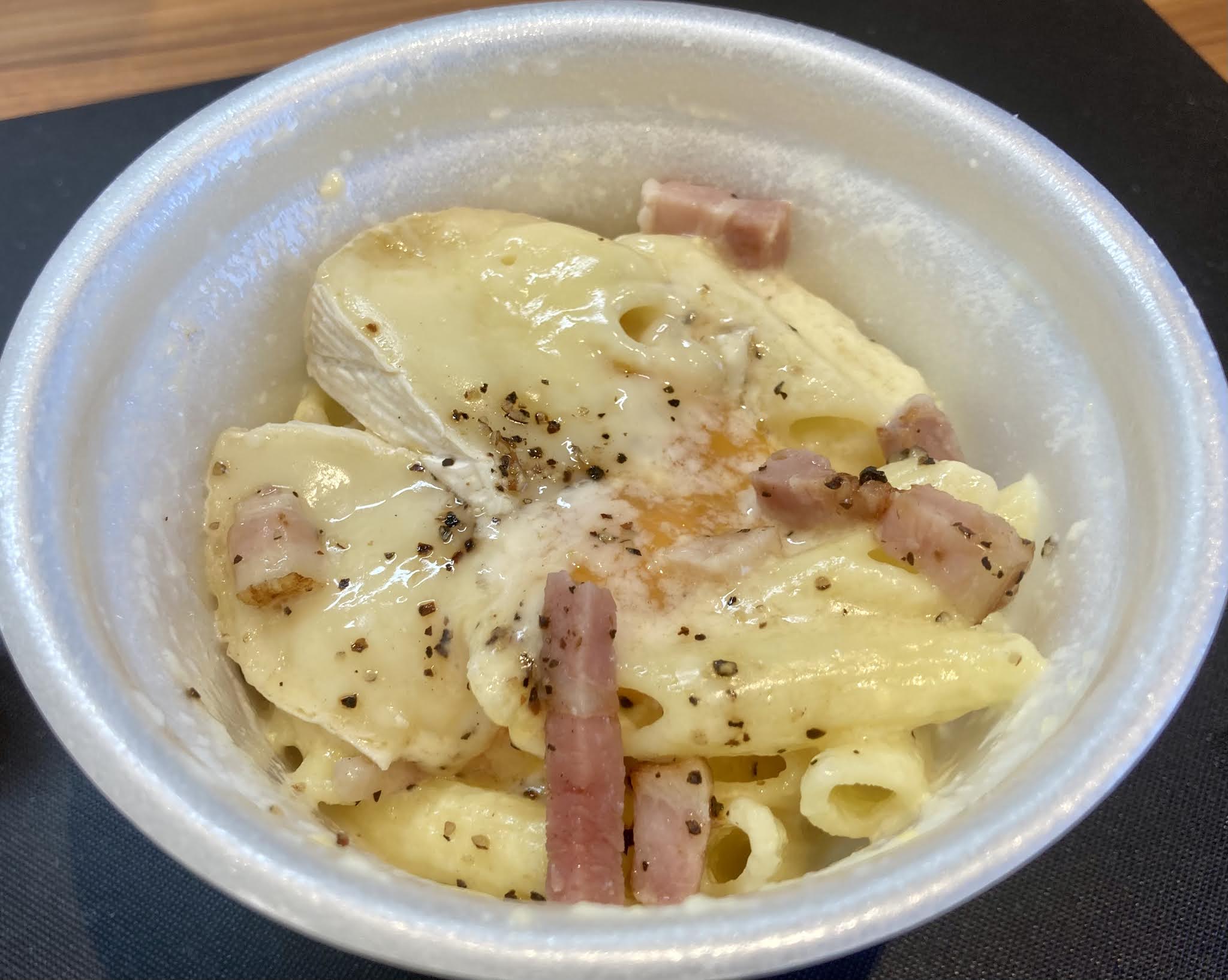 実食 ショートパスタカルボナーラ カマンベール セブン レビュー コンビニ調査部 コンビニ麺 コンビニ サラリーマン総研 最新コンビニグルメがわかるブログ