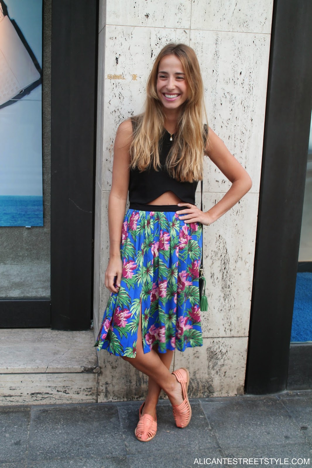 http://www.alicantestreetstyle.com/2014/07/llevar-una-falda-con-print-tropical-con.html