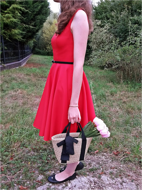 Czerwona suknia z paskiem Grace Karin, czarne baleriny Biedronka, torebka koszyk Mohito, bukiet różowych tulipanów