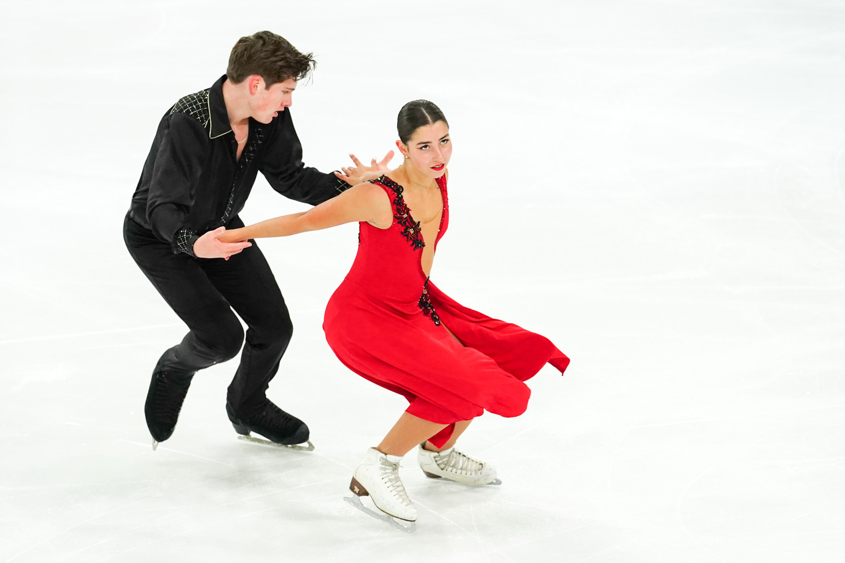 Catharina Tibau e Cayden Dawson competindo na Dança no Gelo