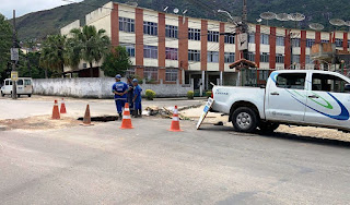 Rompimento de tubulação da Cedae volta a danificar asfalto na Rua Tietê, em Araras