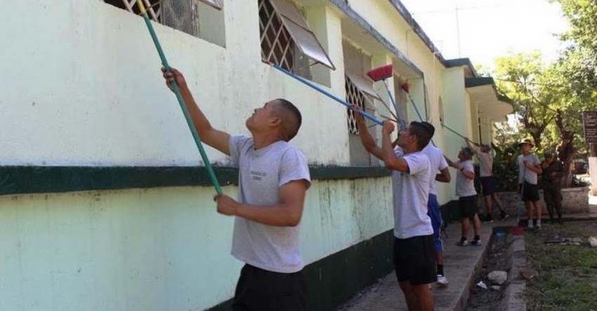 Miembros del Ejército apoyan al MINEDU en labores de mantenimiento de escuelas [VIDEO] www.minedu.gob.pe