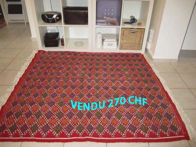 un tapis de laine tunisien de type kilim (klim) de taille 1m50 x 1m50 ...