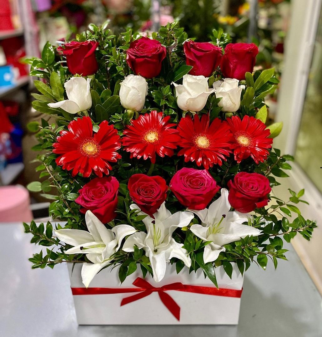 ROSAS Y GERBERAS BOX PRETTY S/ Florerias en Arequipa Cercado  Florerias en Piura Arreglos florales en San Martín Trujillo Peru Florerias  Tambogrande Piura Tulipanes en La Unión Piura Florerias en La Arena