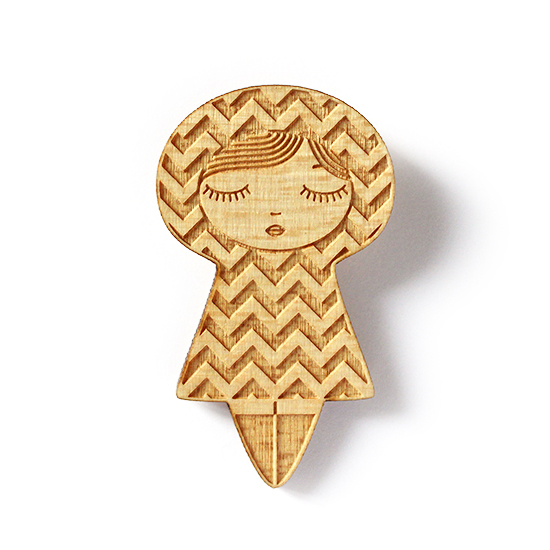 http://www.lesfollesmarquises.com/product/broche-poupee-bois-chevrons