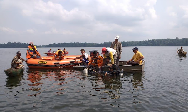 TIM SAR BERHASIL MENEMUKAN SESOSOK MAYAT BOCAH LAKI-LAKI YANG MENGAMBANG DI KALI CILIWUNG 