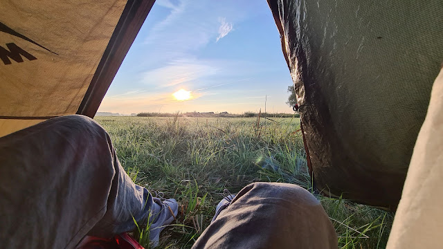 Sonnenaufgang am Morgen nach einer kühlen Nacht im Zelt