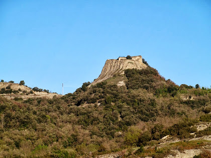 El Castell d'Orís des de l'accés al pont de sobre la C-17