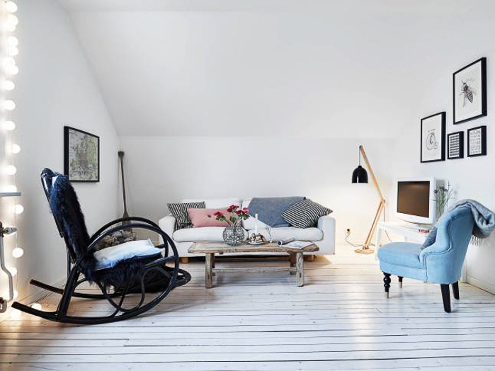 Apartamento con suelo de parquet blanco sofa sillon y mercedora