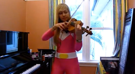 Power Ranger Rosa a tocar o tema dos Power Rangers em violino (video)