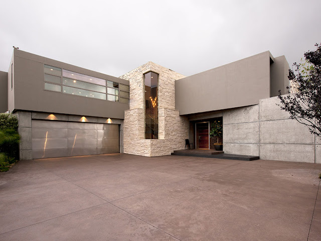 Picture of the driveway and entrance in the modern guest house