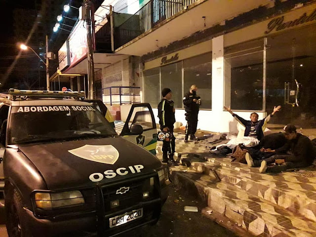 Abordagem dos falsos policiais na periferia do Distrito Federal: Comissão de Direitos Humanos da Câmara Distrital vê constrangimento a cidadãos e encaminhamento forçado a internação em comunidades terapêuticas.Fotos: Reprodução/Facebook