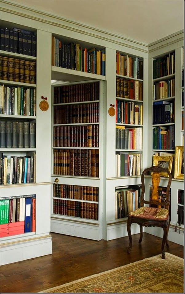 Biblioteca con puerta secreta