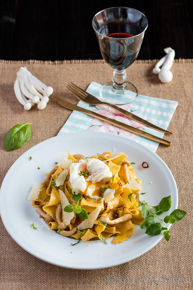 Pasta con setas shimeji y huevo poché