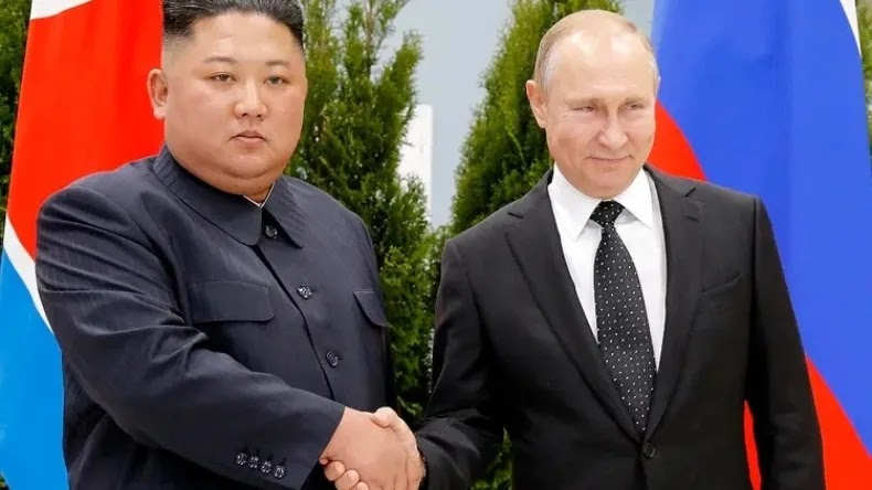 Presidente russo, Vladimir Putin, à direita, e o líder da Coreia do Norte, Kim Jong Un, apertam as mãos durante reunião em Vladivostok, Rússia, quinta-feira, 25 de abril de 2019 | AP Photo/Alexander Zemlianichenko, Pool