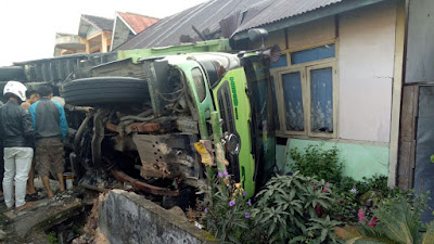 Diduga Putus Rem, Truk Asal Medan Hantam Rumah Warga 