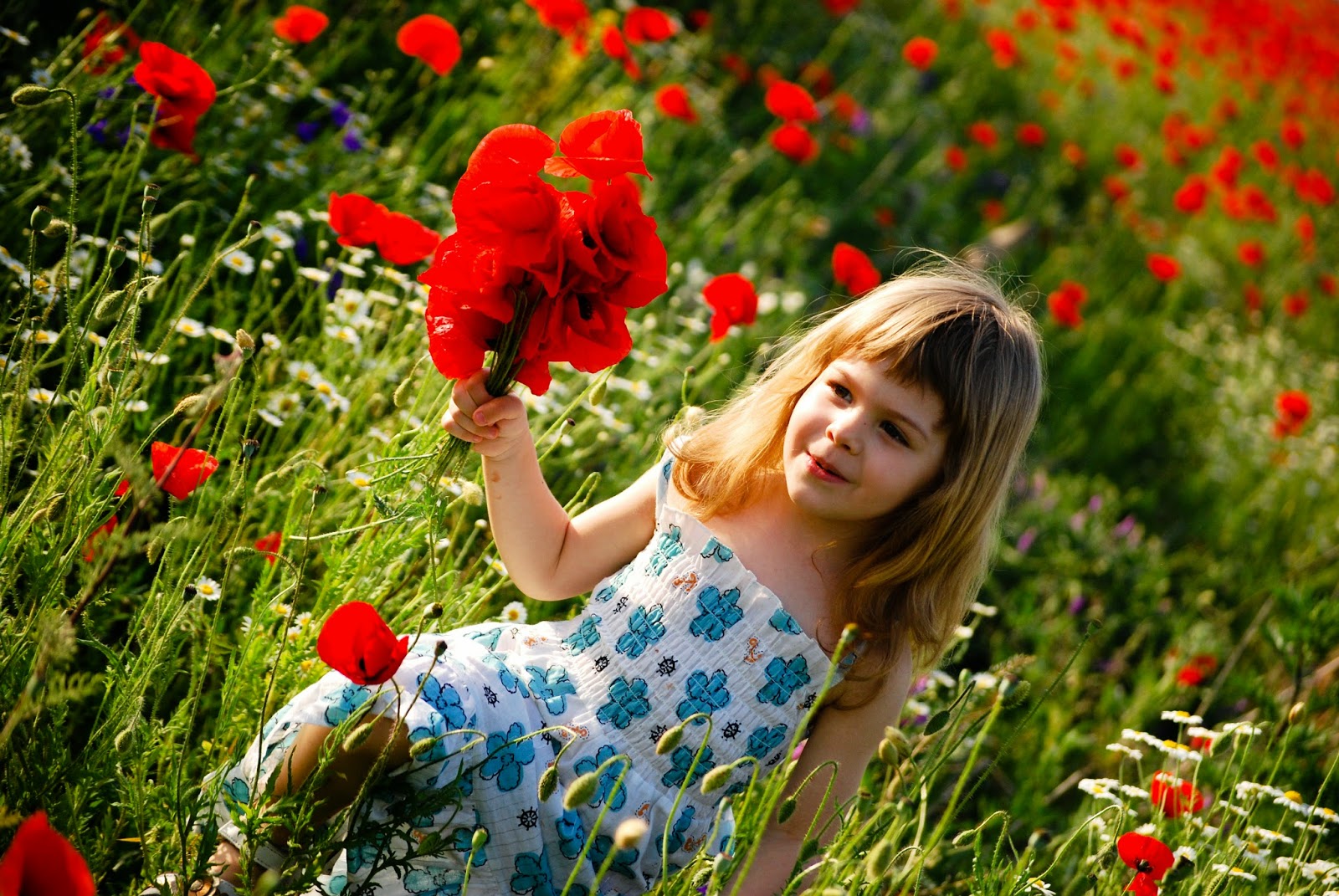 Gratis gambar anak perempuan cantik dengan bunga warna merah