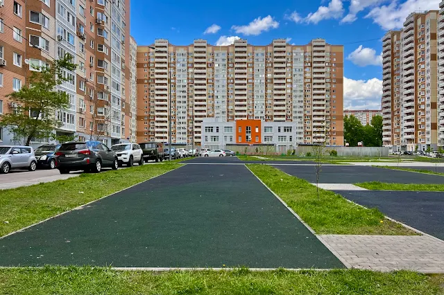 Левобережная улица, дворы