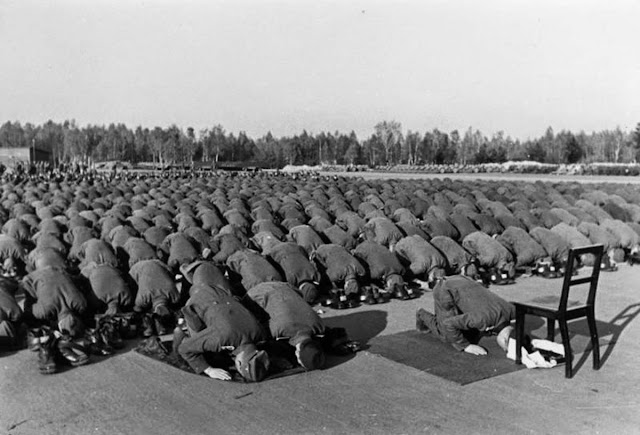 Members of the division at prayer during their training at Neuhammer in November 1943.