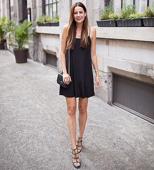 Outfit sandalias negras con vestido