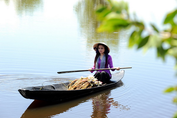 Thiếu nữ áo bà ba chèo xuồng