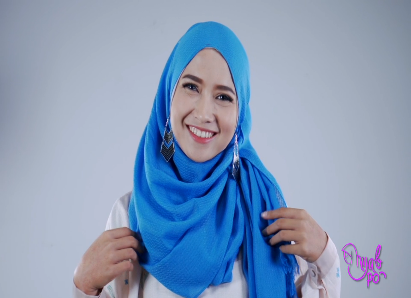 Kreasi Hijab Simple dengan Anting ala Pandan Sari 
