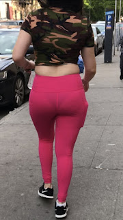 Chava buenas nalgas marcando tanga calle