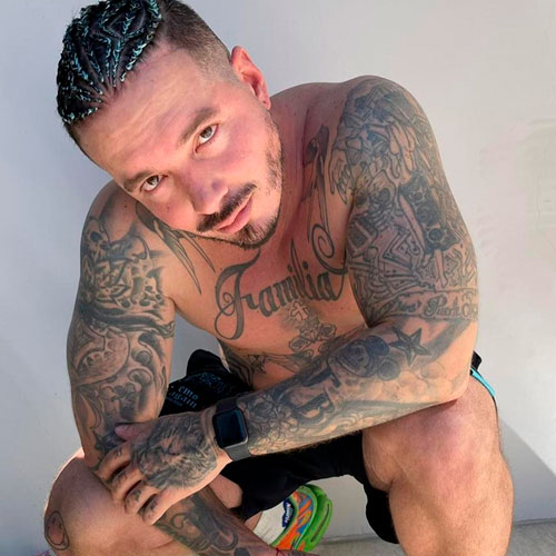 J Balvin sem camisa