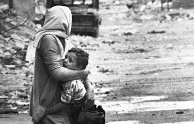 صورة امرأة فلسطينية في احدى مخيمات لبنان وذلك اثناء محاصرة حركة أمل الشيعية للمخيمات في نهاية الثمانينات من القرن الماضي