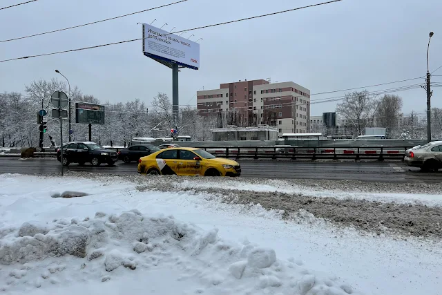 Дмитровское шоссе, строящийся надземный пешеходный переход, городская поликлиника № 12