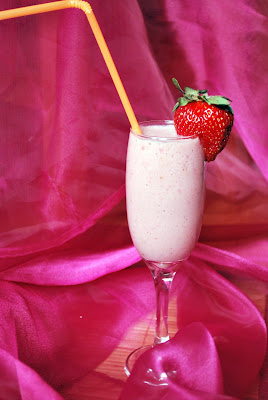 Articole culinare : Milkshake de capsune si banane- racoritorrr :D