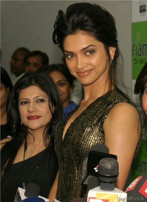 Deepika Padukone Hottest Pics in Shiny Black Dress 3